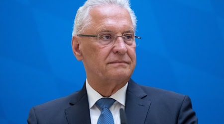 Joachim Herrmann (CSU), Innenminister von Bayern, nimmt im Innenministerium an einer Pressekonferenz teil. / Foto: Sven Hoppe/dpa