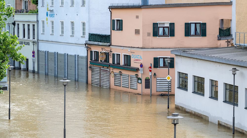 Teile der Altstadt sind vom Hochwasser der Donau überschwemmt. / Foto: Armin Weigel/dpa