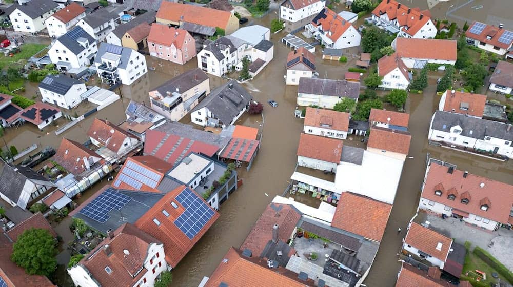 Teile von Reichertshofen sind vom Wasser überflutet. / Foto: Sven Hoppe/dpa