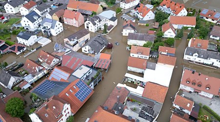 Teile von Reichertshofen sind vom Wasser überflutet. / Foto: Sven Hoppe/dpa