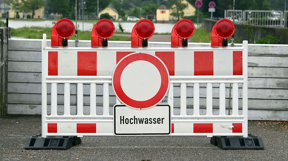 Auf einem Schild steht das Wort "Hochwasser". / Foto: Uli Deck/dpa