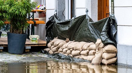 Sandsäcke liegen vor einem Haus in Passau. / Foto: Armin Weigel/dpa