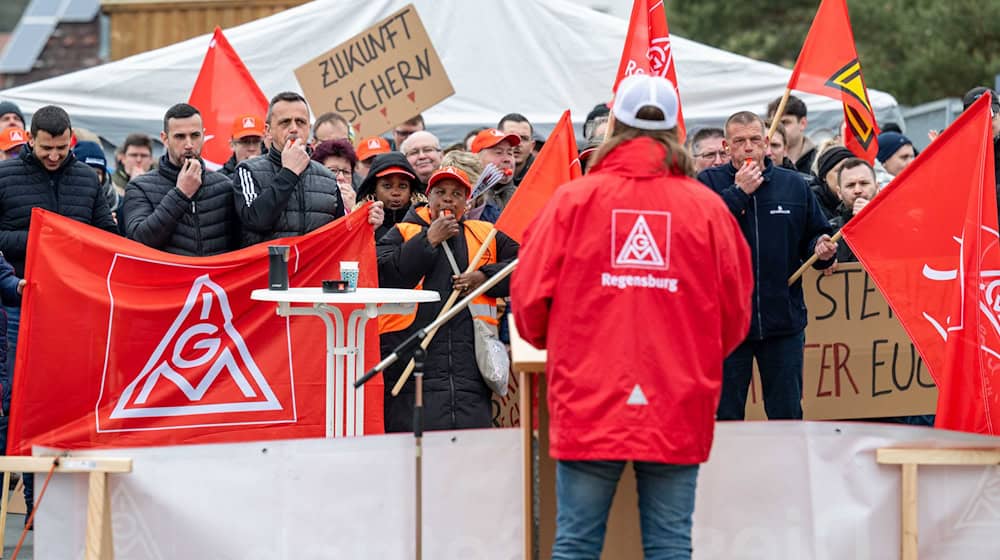 Streikende Mitarbeiter nehmen im April an einer Kundgebung der IG-Metall in Bayern teil. / Foto: Armin Weigel/dpa