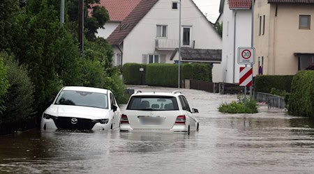 Autos stehen im Hochwasser der Mindel in einem Wohngebiet. / Foto: Karl-Josef Hildenbrand/dpa