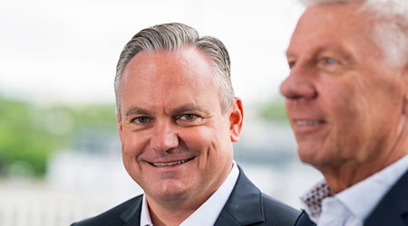 Münchens Oberbürgermeister Dieter Reiter (SPD, r) stellt Christian Scharpf (SPD)  im Rahmen einer Pressekonferenz als neuen Wiesn-Chef vor. / Foto: Peter Kneffel/dpa