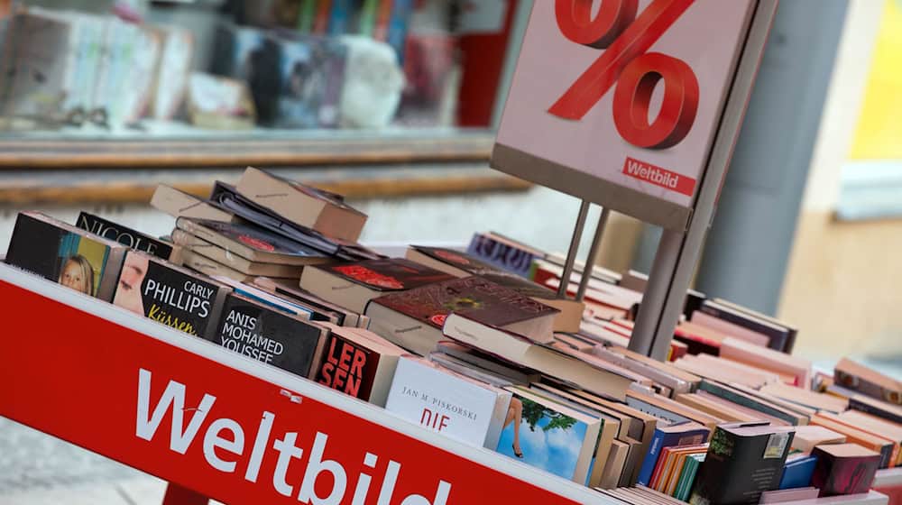 Bücher liegen auf einem Verkaufsstand einer Weltbild-Filiale. / Foto: Jens Büttner/dpa