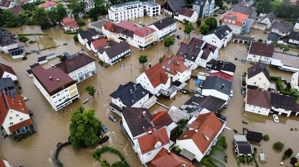 Viele Straßen sind in Babenhausen im bayerisch-schwäbischen Landkreis Unterallgäu überflutet (Aufnahme mit einer Drohne). / Foto: Nikolas Schäfers/dpa