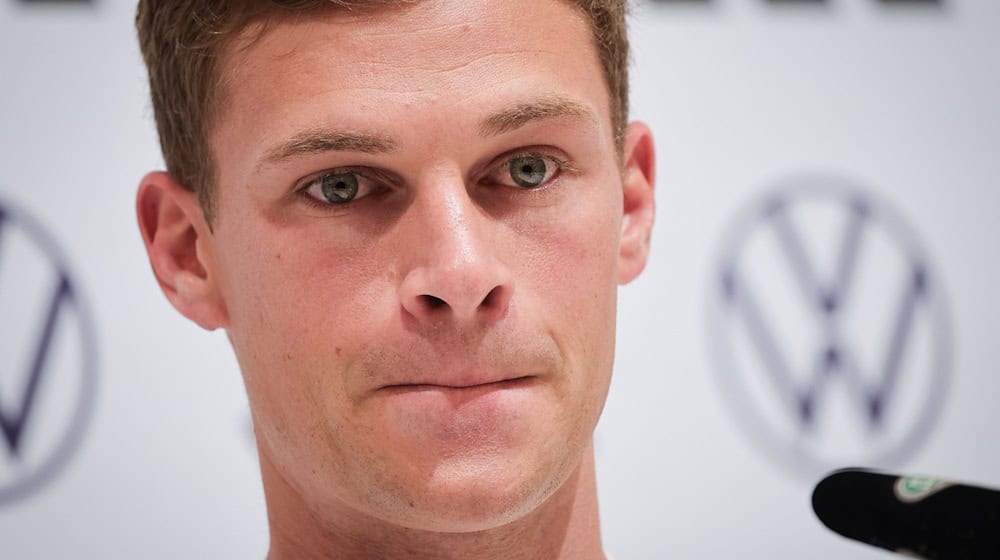 Deutschlands Joshua Kimmich beantwortet die Fragen von Journalisten. / Foto: Christian Charisius/dpa