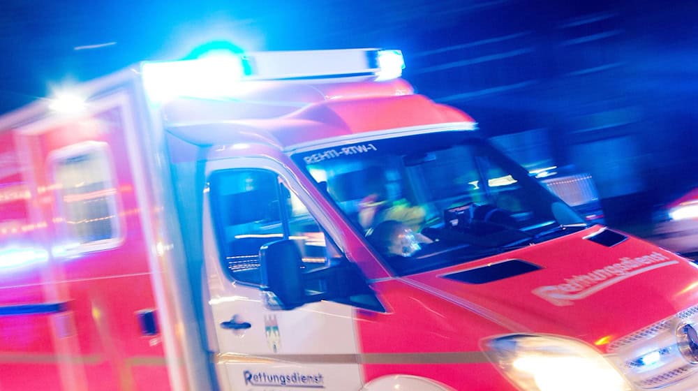 Ein Rettungswagen ist mit eingeschaltetem Blaulicht auf Einsatzfahrt. / Foto: Marcel Kusch/dpa