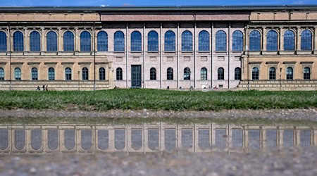 Menschen sitzen vor der alten Pinakothek. / Foto: Sven Hoppe/dpa
