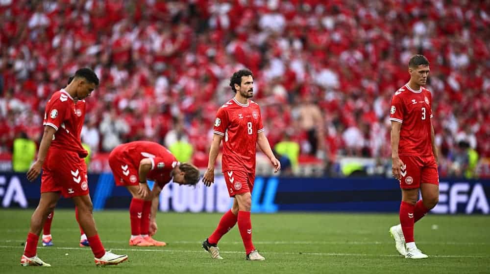 Dänemarks Thomas Delaney (M) und Jannik Vestergaard (r) verlassen unzufrieden nach dem Spiel. Delaney steht nach Krankheit vor Rückkehr in den Kader. / Foto: Tom Weller/dpa