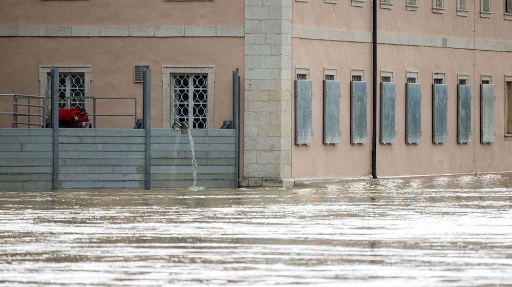 Wasser wird über eine mobile Hochwasserschutz-Wand aus dem Kloster Weltenburg zurück in die Donau gepumpt. / Foto: Pia Bayer/dpa
