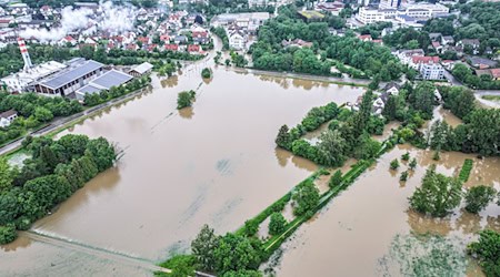 Luftbildaufnahmen zeigen die aus den Ufern getretene Ilm. (Luftaufnahme mit einer Drohne). / Foto: Jason Tschepljakow/dpa