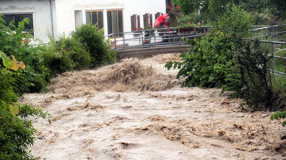 Der Auerbach im Ortsteil Au im Landkreis Rosenheim hat sich zu einer reißenden Flut entwickelt. / Foto: Josef Reisner/dpa
