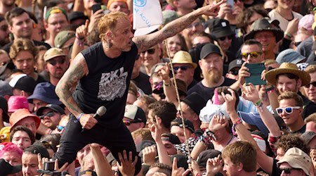 Frontmann Ingo Kollmann tritt beim Open-Air-Festival "Rock am Ring" mit der deutschen Rockband „Donots“auf der Utopia-Stage auf und ruft durch das Publikum. / Foto: Thomas Frey/dpa