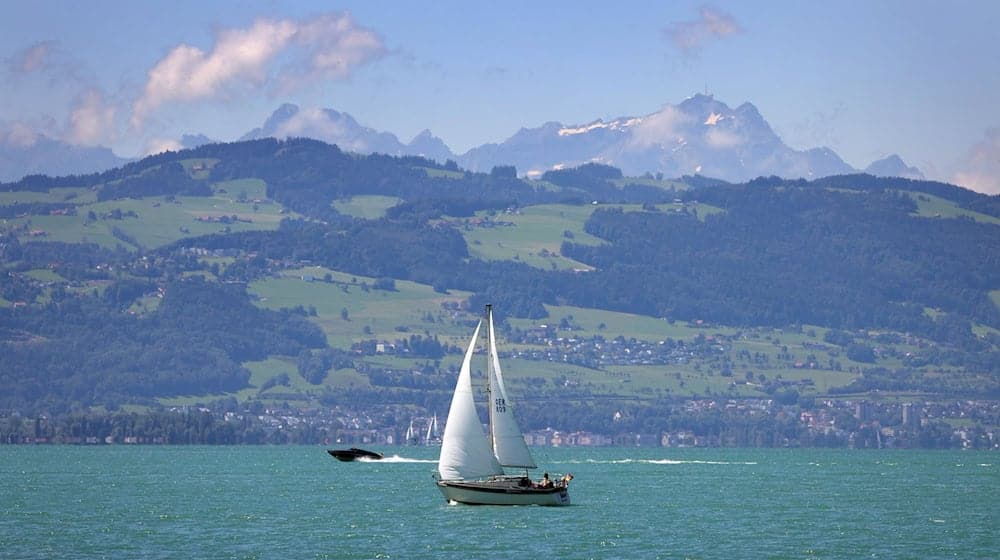 Ein Segelboot fährt vor dem österreichischen Bregenz über den Bodensee. / Foto: Karl-Josef Hildenbrand/dpa/Archiv