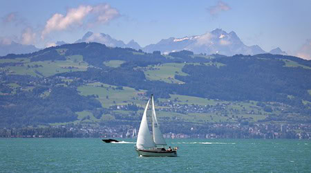 Ein Segelboot fährt vor dem österreichischen Bregenz über den Bodensee. / Foto: Karl-Josef Hildenbrand/dpa/Archiv