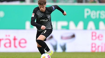 Paul Wanner aus Elversberg spielt den Ball. Paul Wanner soll einem Medienbericht zufolge vom FC Bayern München an den 1. FC Heidenheim ausgeliehen werden. / Foto: Daniel Karmann/dpa