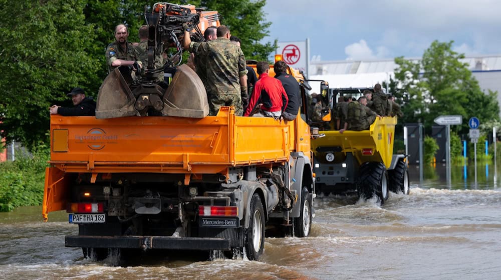 Soldaten fahren mit einem Lastwagen über eine überflutete Straße im Ortskern. / Foto: Sven Hoppe/dpa/Archivbild