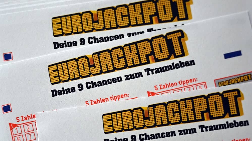 Lottoscheine für den Eurojackpot liegen auf einem Tisch. / Foto: Federico Gambarini/dpa