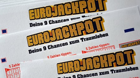 Lottoscheine für den Eurojackpot liegen auf einem Tisch. / Foto: Federico Gambarini/dpa