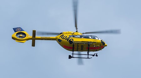 Ein Hubschrauber der ADAC Luftrettung fliegt am Himmel. / Foto: Robert Michael/dpa-Zentralbild/dpa/Symbolbild