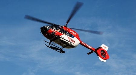 Ein Rettungshubschrauber setzt zur Landung an. / Foto: Matthias Balk/dpa/Symbolbild