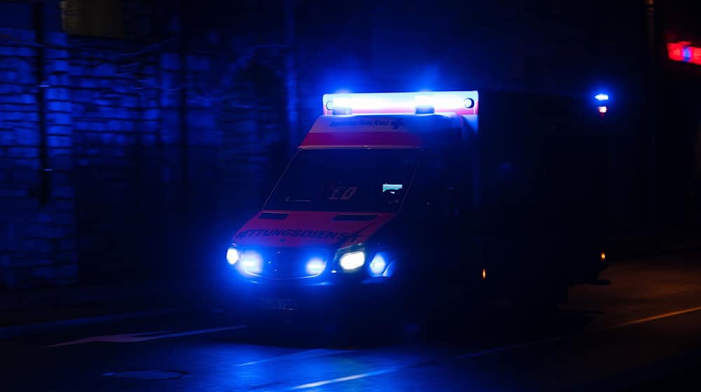 Ein Krankenwagen fährt mit Blaulicht durch eine Straße in der Nacht. / Foto: Nicolas Armer/dpa/Symbolbild