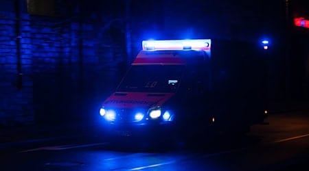 Ein Krankenwagen fährt mit Blaulicht durch eine Straße in der Nacht. / Foto: Nicolas Armer/dpa/Symbolbild