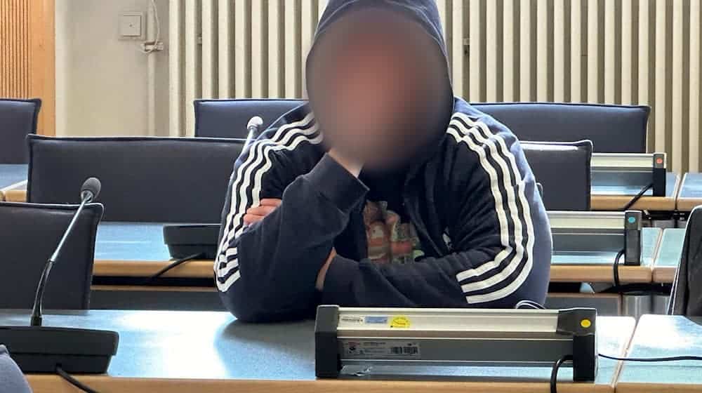 Der Beschuldigte sitzt in einem Verhandlungssaal im Landgericht Regensburg. Dem Mann wird versuchter Mord vorgeworfen. / Foto: Ute Wessels/dpa