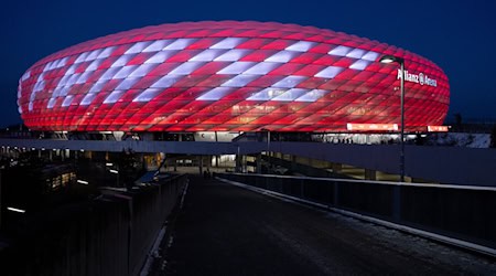 Der Schriftzug "Danke Franz" steht nach der Veranstaltung auf dem beleuchteten Stadion. / Foto: Sven Hoppe/dpa
