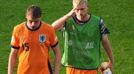 Matthijs de Ligt von den Niederlanden (r) und Micky van de Ven gehen nach der Niederlage vom Feld. / Foto: Andreas Gora/dpa