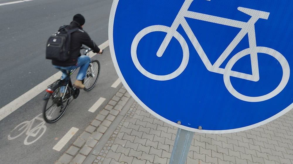 Ein Mann fährt mit seinem Fahrrad auf einem mit einem Verkehrsschild gekennzeichneten Radweg. / Foto: Arne Dedert/dpa