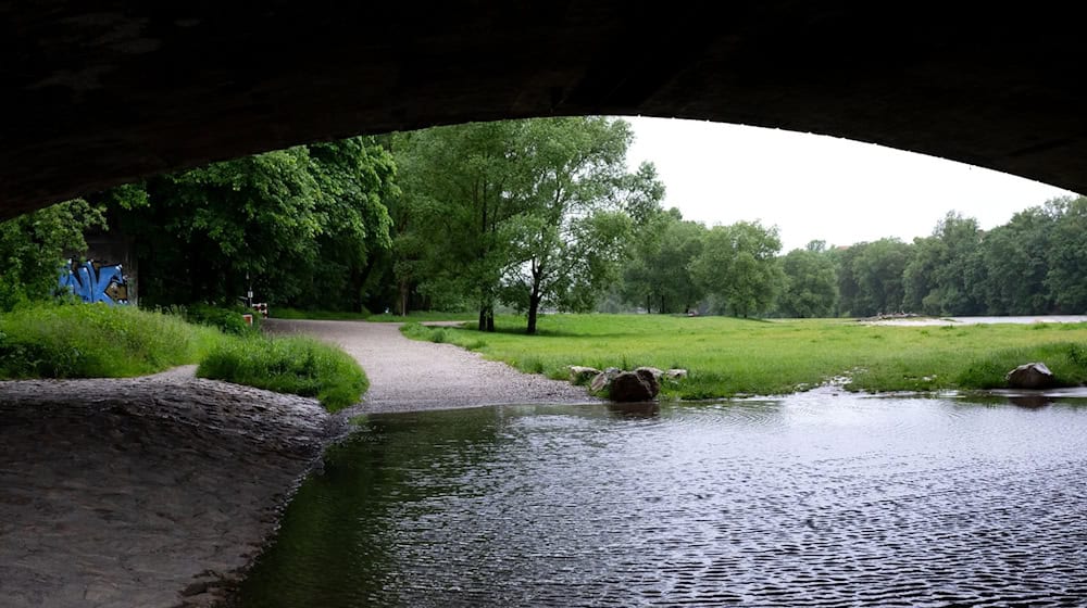 Ein kleiner Weg ist am Ufer der Isar vom Wasser überspült. / Foto: Sven Hoppe/dpa