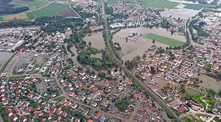 Dieses vom Deutschen Zentrum für Luft- und Raumfahrt (DLR) zur Verfügung gestellte Foto zeigt die Hochwasserlage am 3. Juni 2024 in Offingen bei Günzburg, aufgenommen aus einem DLR-Forschungsflugzeug. Das Deutsche Zentrum für Luft- und Raumfahrt (DLR) unterstützt die Einsatz- und Rettungskräfte zeitnah mit aktuellen Lageinformationen, insbesondere aus Luftbildaufnahmen und Satellitendaten. / Foto: Marc Puskeiler/DLR/dpa