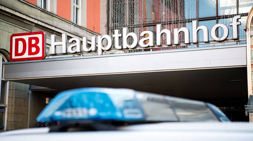 Ein Fahrzeug der Bundespolizei steht vor einem Eingang zum Hauptbahnhof in München. / Foto: Matthias Balk/dpa