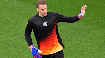 Deutschlands Torhüter Manuel Neuer grüßt beim Aufwärmen die Fans. / Foto: Peter Kneffel/dpa