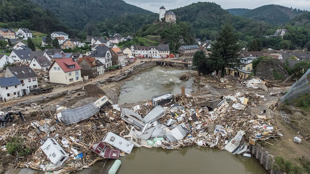 Meterhoch türmen sich Wohnwagen, Gastanks, Bäume und Schrott an einer Brücke über der Ahr in Altenahr (Luftaufnahme mit einer Drohne). / Foto: Boris Roessler/dpa