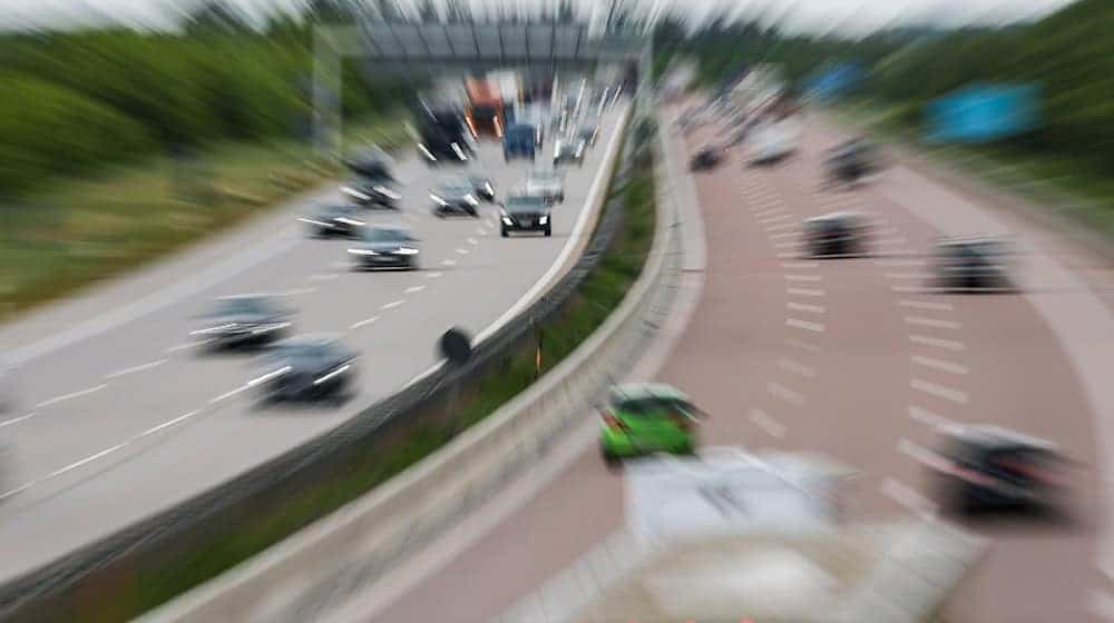 Zahlreiche Autos und Lastwagen fahren auf einer Autobahn. / Foto: Jan Woitas/dpa/Symbolbild