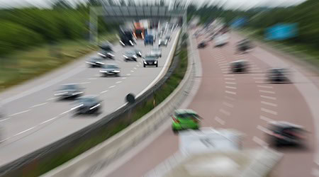 Zahlreiche Autos und Lastwagen fahren auf einer Autobahn. / Foto: Jan Woitas/dpa/Symbolbild