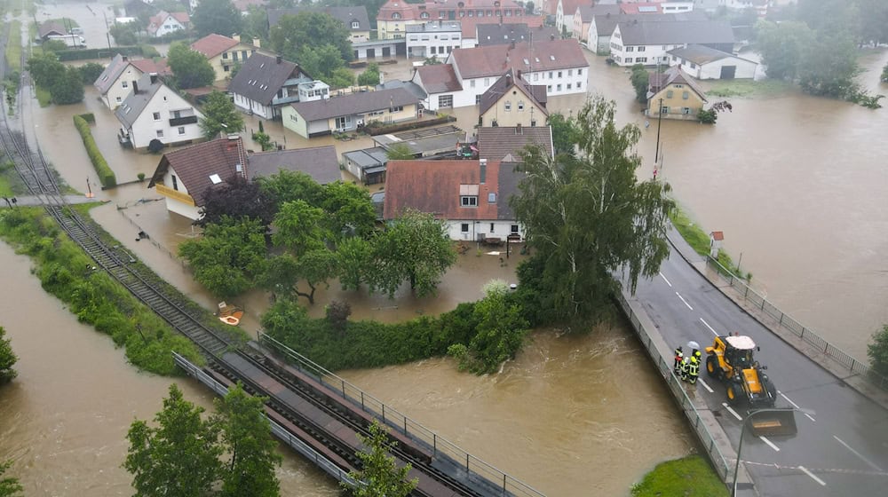 Luftaufnahme mit Drohne zeigt den überfluteten Ort Fischach. / Foto: Marius Bulling/onw-images/dpa