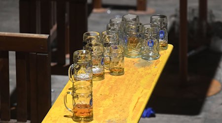 Leere Maßkrüge stehen nach dem traditionellen Kehraus im Hofbräuzelt auf Tischen. / Foto: Felix Hörhager/dpa/Archivbild