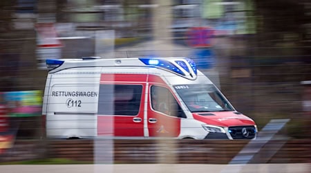 Ein Rettungswagen ist mit Blaulicht im Einsatz. / Foto: Jens Büttner/dpa/Symbolbild