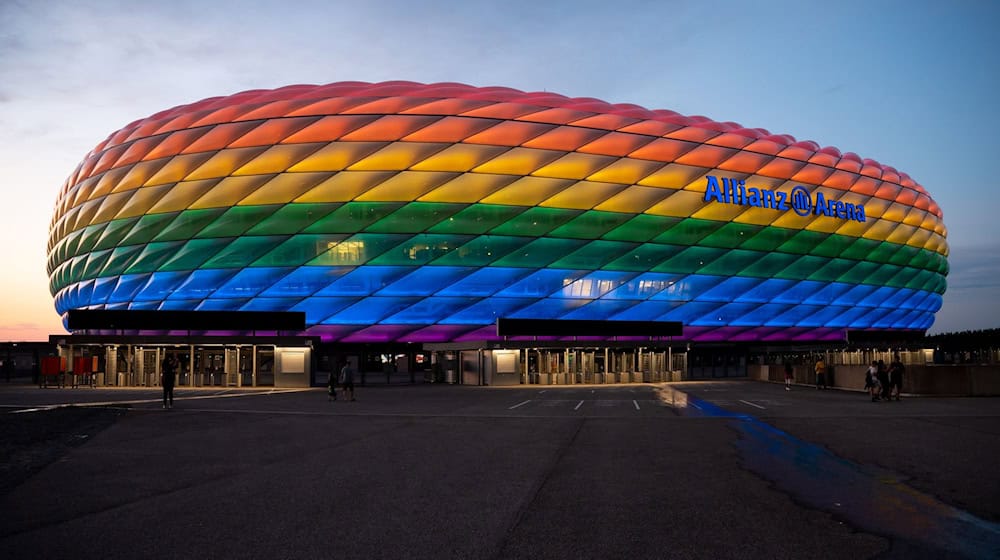 Die Allianz Arena leuchtet anlässlich des Christopher Street Days in Regenbogenfarben. / Foto: Sven Hoppe/dpa