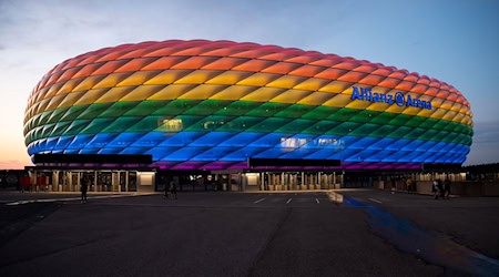 Die Allianz Arena leuchtet anlässlich des Christopher Street Days in Regenbogenfarben. / Foto: Sven Hoppe/dpa