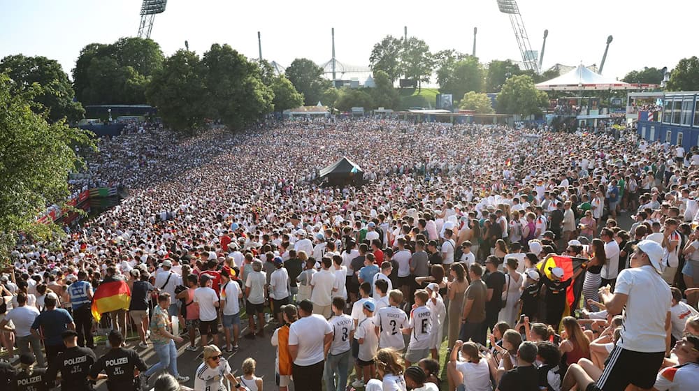 Zuschauer verfolgen in der Fanzone im Olympiapark die Übertragung des Spiels. Die Zwischenbilanz fällt positiv aus. / Foto: Karl-Josef Hildenbrand/dpa