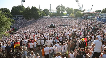 Zuschauer verfolgen in der Fanzone im Olympiapark die Übertragung des Spiels. Die Zwischenbilanz fällt positiv aus. / Foto: Karl-Josef Hildenbrand/dpa