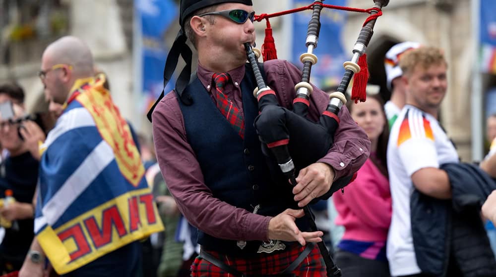 Fans von Schottland und Deutschland feiern vor dem Spiel in der Innenstadt auf dem Marienplatz. / Foto: Sven Hoppe/dpa