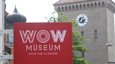 Das Schild des «WOW Museum - Room for Illusions» hängt im Tal am Eingang des Museums in der Nähe des Isartors. Das neue Museum wird 16 Erlebnisräume mit optischen Täuschungen und interaktiven Exponaten bieten. / Foto: Felix Hörhager/dpa