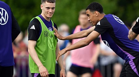 Deutschlands Florian Wirtz (l) und Jamal Musiala während des öffentlichen Trainings im Adi-Dassler-Stadion. / Foto: Federico Gambarini/dpa